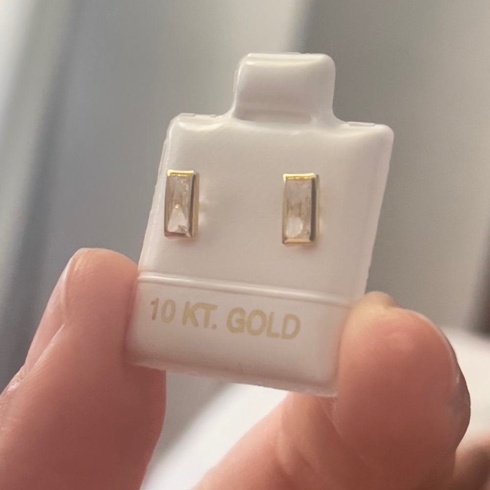 10k Solid Gold Stud Earrings✨ - Picture 2 of 3